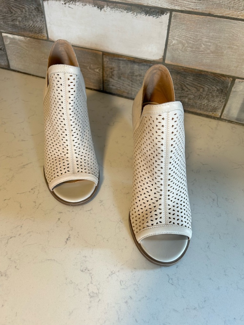 🍀Lucky Brand Ivory Leather Laser Cut Perforated Peep-Toe Block Heel Ankle Boots - Picture 2 of 15